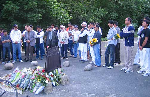 MEDF�LELSE: Mange medlemmer av Al-Noor Islamic Centre m�tte opp for � vise sin medf�lelse overfor Watan Faramarzis familie i g�r.