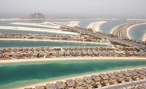 PALME�Y: Hotellet ligger ytterst p� den kunstige palme�ya Palm Jumeirah. Med offisiell �pning i september, blir Atlantis �yas f�rste til � ta imot gjester.