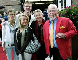 2005: Harald Heide Steen jr. med kona Gulle �yehaug og resten av familien da han far i familien mottok hedersprisen under Komiprisen p� Latter i Oslo.