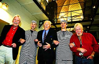 2004: Da Olsenbanden kom ut p� DVD. Sverre Holm, Arve Opsahl og Harald Heide-Steen jr. blir godt passet p� i Oslo fengsel.