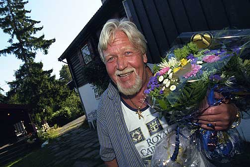 60 �R: Med blomster p� bursdagen.