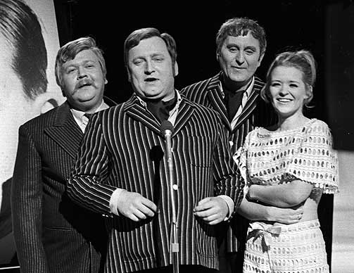 I NRK: Staben i NRK-programmet � takk for det samlet i 1969.