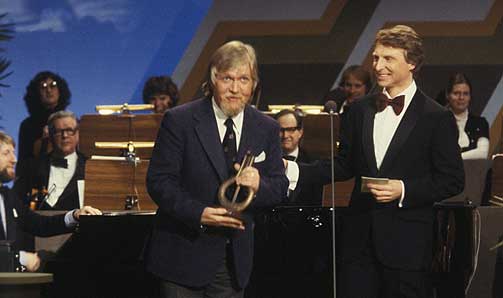 SPELLEMANNSPRISEN: Heide-Steen jr. f�r tildelt Spellemannsprisen av fiolinist Arve Tellefsen i 1979.