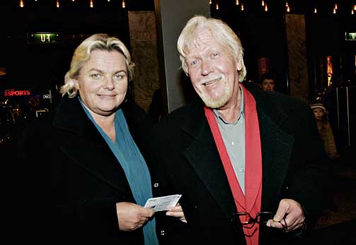 MED KONA: Harald Heide-Steen jr. og kona Gullen p� premiere p� Olsenbanden jr. p� circus.