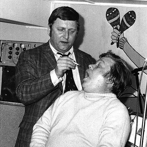 P� FRITIDSKLUBB: Harald Heide-Steen jr. og Rolf Wesenlund underholder Oppsal fritidsklubb med en sketsj fra Wesensteen.