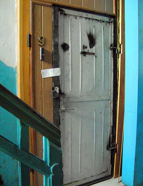 STENGT: Huset og oppgangen der St�le Helseth og kona Svetlana bodde, holdes stengt av politiet.