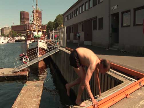 GLEDESFYLT BADING: Johnny S�nsbo mente vannet var i det friskeste laget!