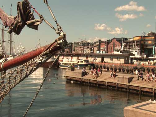 SOMMERSOL P� R�DHUSKAIA: Det var flere som var ute � nyte sola i lunsjpausen! Foto: Ole Varden�r Olsen.
