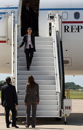  ENDELIG:  Etter seks �r i fangenskap under ekstreme forhold: Ingrid Betancourt p� vei ned flytrappa utenfor Paris i ettermiddag for � bli �nsket velkommen av det franske presidentparet.