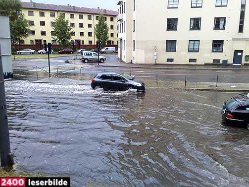 RISIKOSPORT: - Flere biler fikk motorstopp da de pr�vde seg over den lille s�lepytten, forteller Dag Erik Henriksen, som tok bildet fra Griffenfeldts gate p� Ila/Sagene.