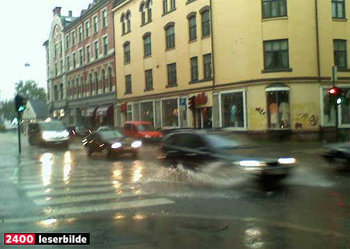 V�TT OVERALT: - Var ikke noe vits i � passe seg for vannspruten fra bilene, det var like v�tt p� fortauene, forteller Alyssa fra Sagene nord i sentrum.