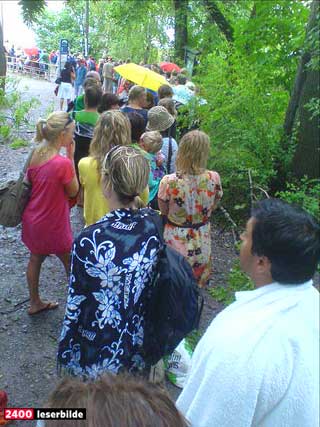 HOVED�YA FRISTET IKKE: Det ble lang k� for � komme seg vekk fra Hoved�ya da det braket l�s over Oslo i ettermiddag.