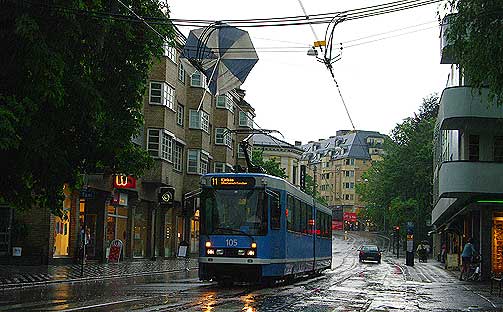 STOPPET AV PARASOLL: Trikken i Bogstadveien ble stoppet av en parasoll som hadde blitt tatt av vinden.