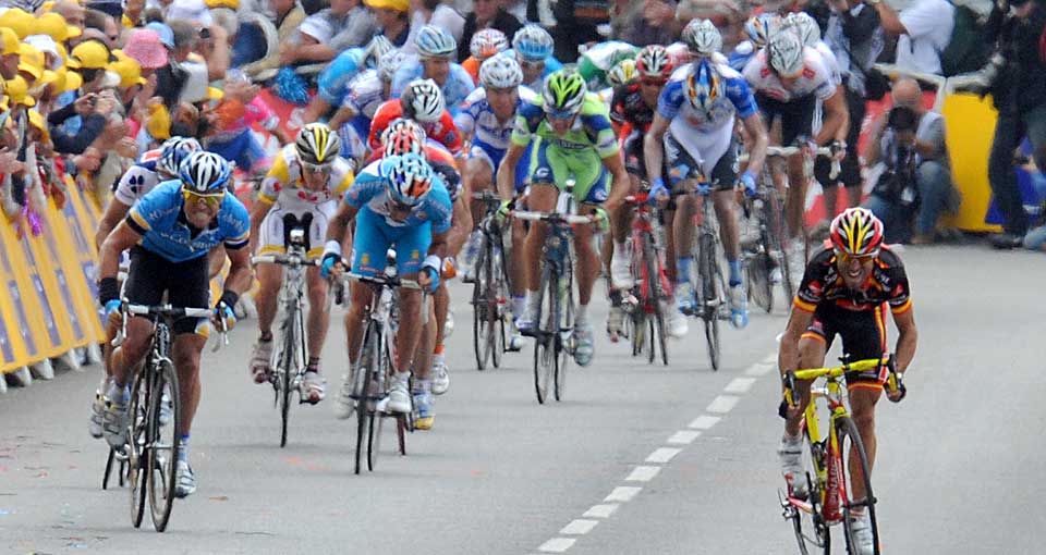 SPANSK KNOCK-OUT: Alejandro Valverde knuste motstanderne p� slutten av dagens etappe. Thor Hushovds gr�nne og hvite rygg kan skimtes helt bakerst i denne gruppa.