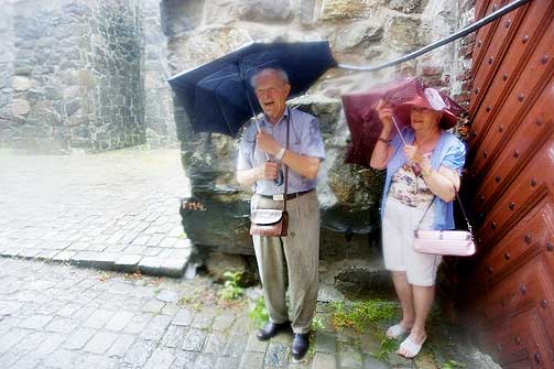 IKKE OPPLEVD MAKEN: -Vi har aldri opplevd maken til uv�r i hovedstaden, fortalte dette eldre Oslo-paret som bes�kte Akershus festning da de ble overrasket av de kraftige regn- og tordenbygene som feide inn over Oslo l�rdag ettermiddag.