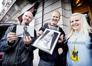 ELSKER SJEFEN: Fans hadde allerede samlet seg foran Grand hotell i kveld, i h�p om � f� et blikk av sin store helt.