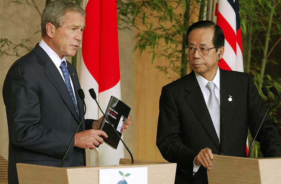 M�TES MANDAG: Lederne for verdens mektige land m�tes mandag for det �rlige G8-m�tet. USAs president George W. Bush ankom Japan s�ndag, og holder her pressekonferanse sammen med Japans statsminister Yasuo Fukuda.