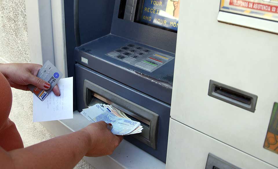 IKKE ALLTID TRYGT I UTLANDET: Minibanker i utlandet har ikke alltid anti-kopieringsutstyr. Sommeren er h�ysesong for kortsvindel, og i �r har rekortmange blitt svindlet.