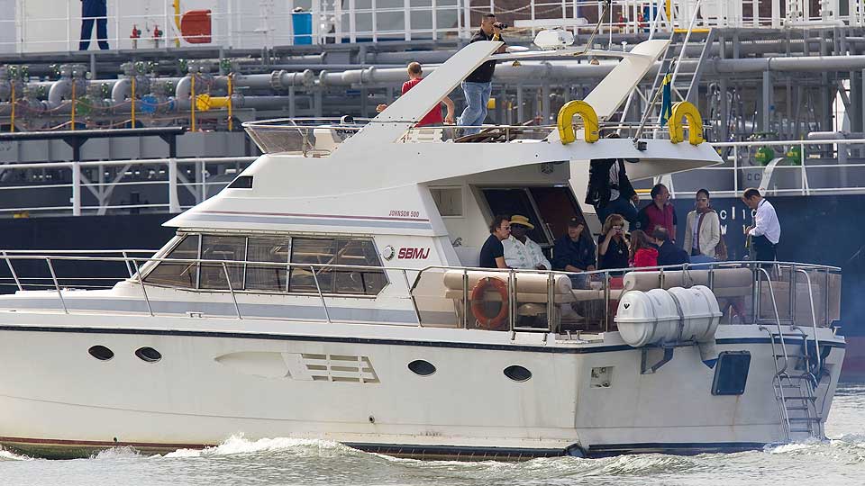 V�TT ELEMENT: Bruce ser ut til � trives sammen med rikelige mengder vann - noe som kan komme godt med under konserten i Oslo i kveld.