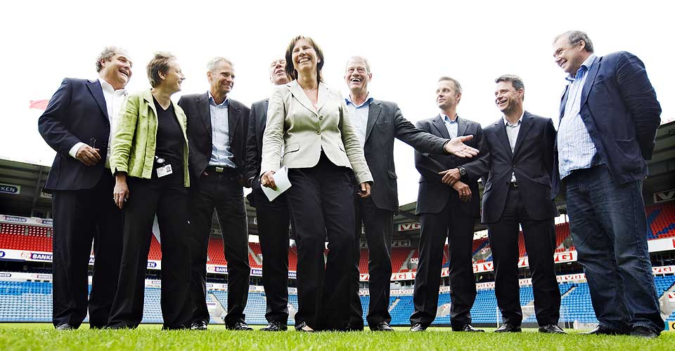 GLADE FJES: Fra venstre: Norsk Toppfotballs styreleder Ernst Ravnaas, generalsekret�r i Norges Fotballforbun Karen Espelund, NRKs sportssjef �yvind Lund, TV 2-sjef Alf Hildum, fotballpresident Sondre K�fjord, markedsjef i Lyse Grethe H�iland, Lyse-produktsjef Torbj�rn Nilsen, ansvarlig redakt�r i VG Nett, Espen Egil Hansen og direkt�r i Schibsted, Knut Falchenberg, redegjorde for fotballens nye medieavtale p� en pressekonferanse i Oslo mandag ettermiddag.