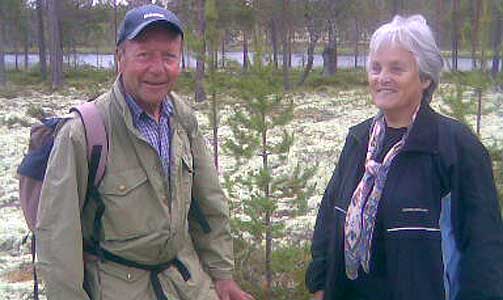 FOTOGRAFENE: Bj�rn og Birgit Sandberg skulle se TV da de plutselig fikk �ye p� ulvevalpene.