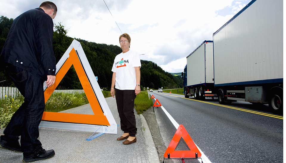  47 DREPTE P� 10 �R: : Ni ordf�rere i Gudbrandsdalen aksjonerer i ettermiddag mot veistandarden p� E6 mellom Ringebu og Otta. Ialt 47 mennesker har mistet livet p� denne 60 kilometer lange strekningen i perioden 1995 - 2005. Her fra Ringebu i ettermiddag.