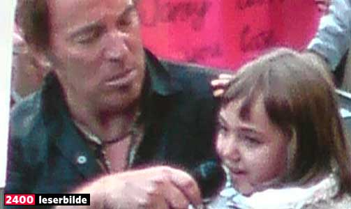 SATT P� FANGET TIL SJEFEN: Ei jente sang Hungry Heart sammen med Springsteen p� Valle Hovin i g�r. Men hvem er hun?
