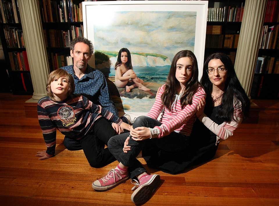 FAMILIEN: Olympia Nelson (11) var seks da nakenbildet av henne ble tatt. Her er hun med faren Robert Nelson, broren Solomon og mor Polixeni Papapetrou, som fotograferte bildet. Olympia er st�tt over statsminister Rudds kritikk av bildet.