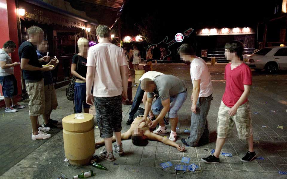 D�DDRUKKEN: En gutt har flata ut i sentrum. Han er s� full at kompisene ikke lenger f�r kontakt med ham. Store shotter med sprit koster bare 2-3 euro i Ayia Napa, og ofte f�r du flere med p� kj�pet.