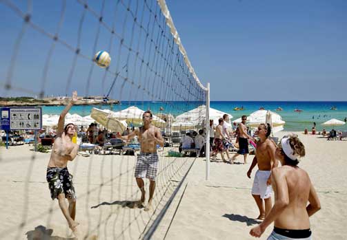 SANDVOLLEYBALL: Ungdomsgjengen fra T�nsberg som Dagbladet traff, koste seg p� stranden p� dagtid.