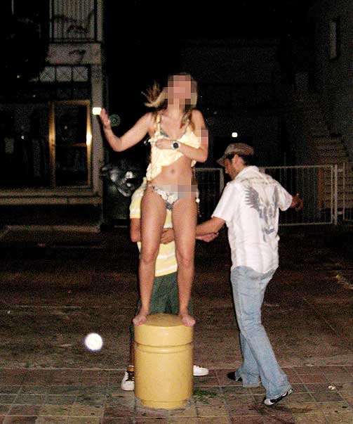 STRIPPING I GATA: Denne unge, norske jenta vrenger opp kjolen sin midt i gata utenfor Norway Pub i sentrum av Ayia Napa. Det vekker ikke s�rlig oppsikt; i bargata er pupper, truser og rumper vanlige syn. Ayia Napa overlater ingenting til fantasien.