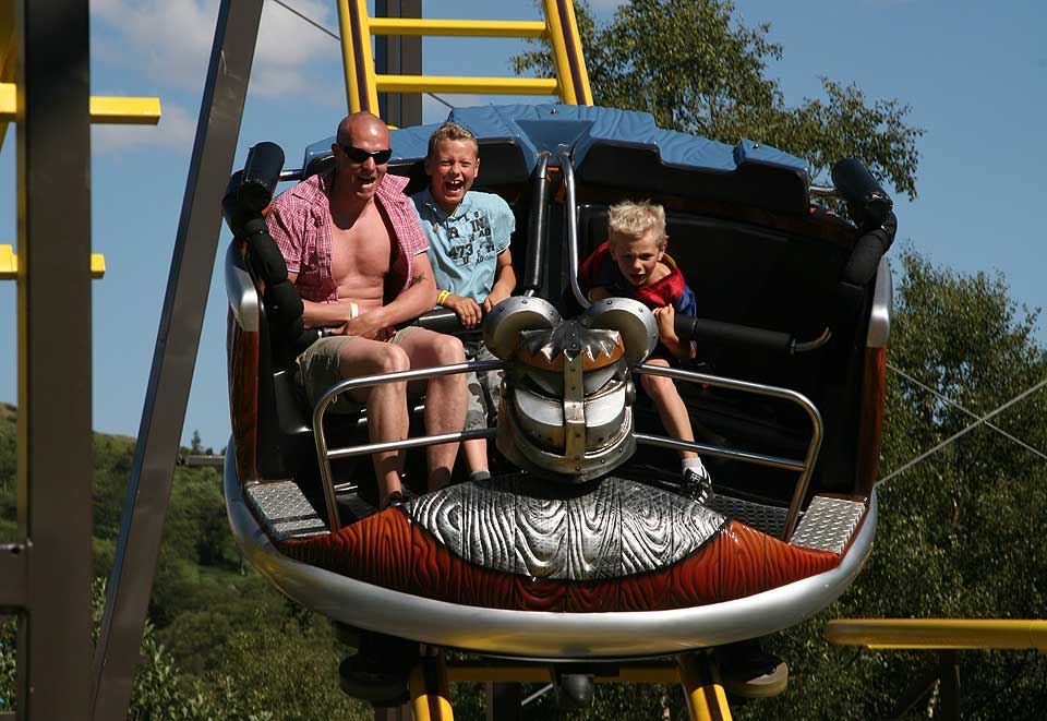 FULL FART I KONGEPARKEN: Den nye berg-og-dal-banen f�r fart p� b�de pulsen og hum�ret.
