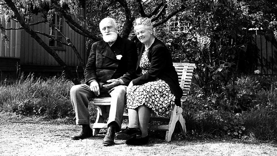 ALDERDOMMELIG VANDRING: En 92 �r gammel Knut Hamsun h�nd i h�nd med kona Marie hjemme p� N�rholm i Grimstad i 1951.