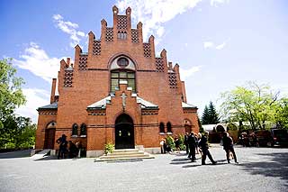 I B�RUM: Bisettelsen finner sted i H�vik kirke.