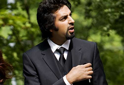 TAR FARVEL: Komiker Zahid Ali.