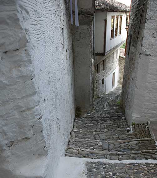 ALBANIA: Gamlebyene i Berat og Gjirokastra, s�r i Albania, er if�lge UNESCO s�rdeles godt bevarte bydeler, som viser livet under det Ottomanske riket.