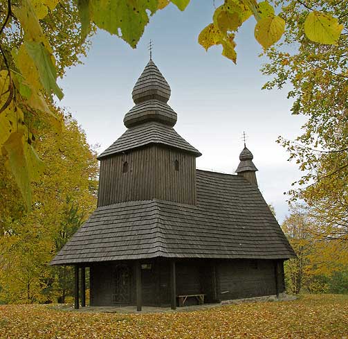 RUSKE BYSTRA, SLOVAKIA: Trekirker, to romersk-katolske, tre protestantiske og tre gresk-katolske, ble bygd i sm�, fattige samfunn fra 15-1700-tallet. De ligger i Slovakias del av Karpatene.