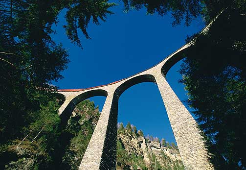 SVEITS/ITALIA: Rh�tische Bahns historiske toglinje krysser de sveitsiske alpene. Den �pent i 1904. albualinja, p� sveitsisk side, er 67 km lang, har 42 tunneler og g�r over 144 viadukter og bruer. Berninalinja, p� italiensk side, er 62 km lang, har 13 tunneler og krysser 52 viadukter og bruer.