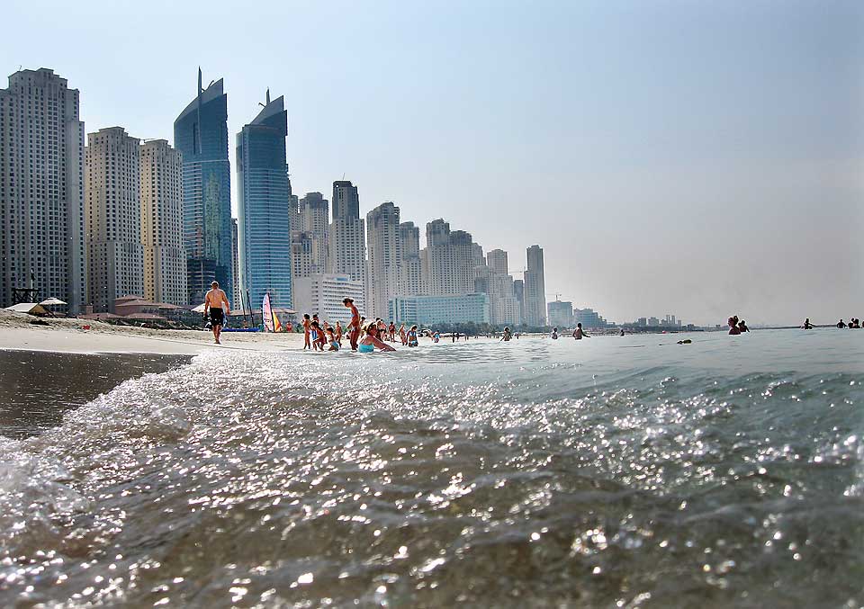 HERLIG, MEN FARLIG: Dubai er kjent for vakre strender og streng lovgivning.