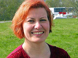 RØDT: Helga Pedersen med en heller eh… uheldig rødfarge under valgkampen i 2002.