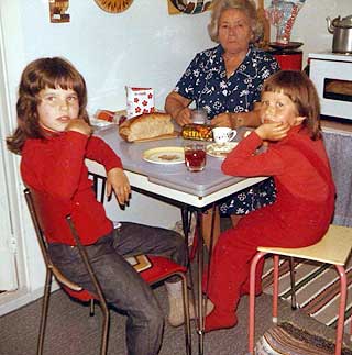 BESØK: Helga (til høyre) og søskenbarnet Anne Marit på besøk hos gammeltante Ellen.