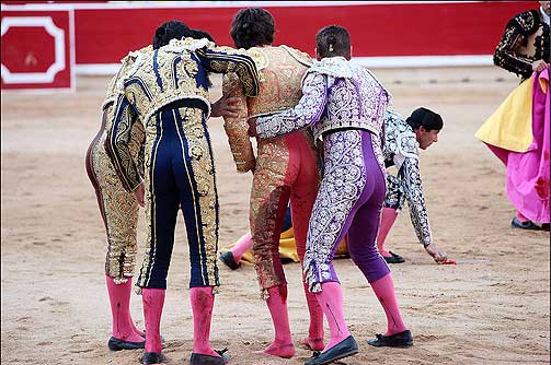 SLITEN MATADOR: Castella fikk hjelp av de andre tyrefekterne etter seansen.