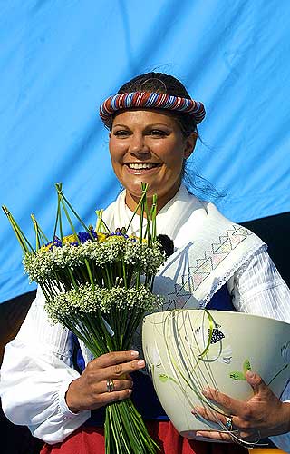 TRADISJON: Her feirer kronprinsesse Victoria 25-�rsdagen sin p� Borgholm i 2002.