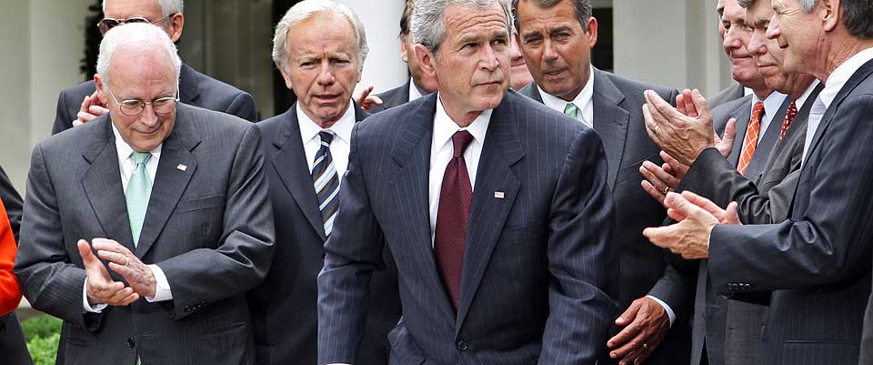 SEIER FOR BUSH-ADMINISTRASJONEN: Den nye avlyttingsloven inneb�rer at amerikanske myndigheter kan uten rettslig godkjenning avlytte utenlandske personer som befinner seg utenfor USA.