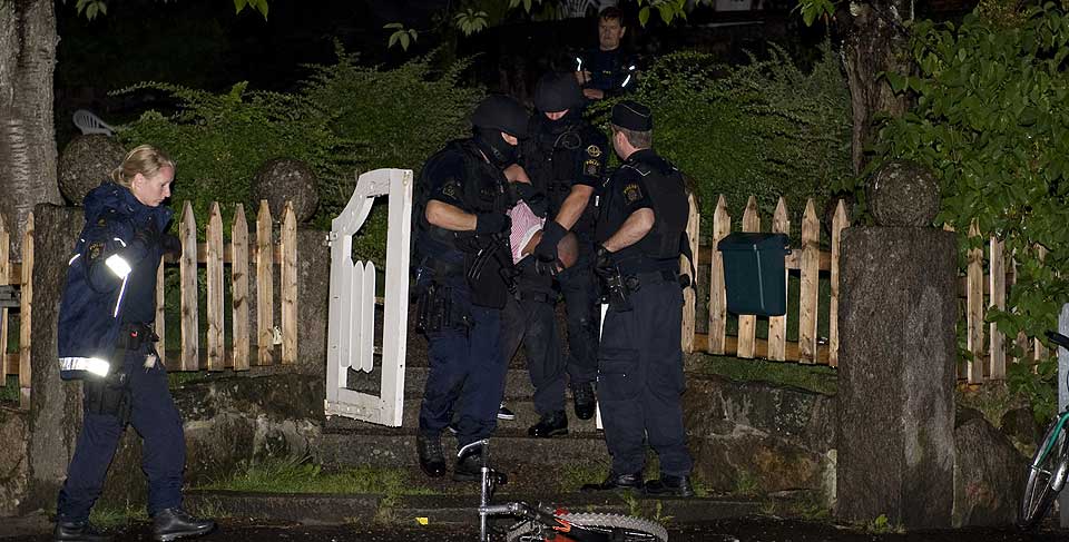 P�GREP TRE: Politiet har p�grepet tre mistenkte etter knivdrapet i G�teborg. Den hovedmistenkte, en 45-�ring, bar skytev�pen og flere kniver.