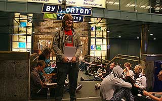 STILLERE I NATT: August Lilleaas organiserte den f�rste k�en p� Byporten i natt. I en periode m�tte disse aller ivrigste st� utend�rs utenfor Oslo S, som stengte i noen timer i natt.