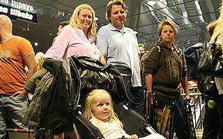 ENTUSIASTER: Sara-Maxima (2 og et halvt) var trolig den yngste k�sitteren p� Byporten, og kom dit sammen med mamma Susann V�ybu, pappa Vegar V�ybu og storebror Sebastian (15) rundt midnatt. Telefoner gikk imidlertid bare til familiens to eldste medlemmer.