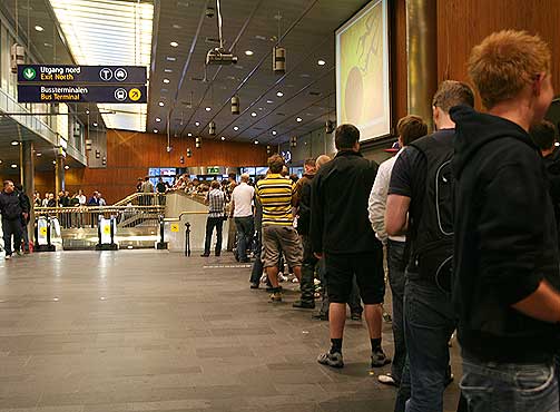 LANG K�: Mange �nsket � sikre seg den nye iPhone tidlig fredag morgen.