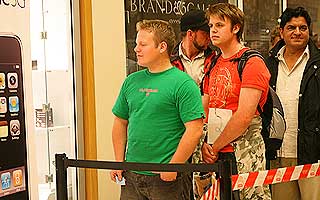 LIKE F�R: Sindre Spurkland og kameraten Adrian H�iland st�r som nummer en og to i k�en rett f�r butikken �pner.