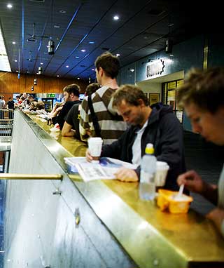FROKOST OG EN IPHONE, TAKK! Mange hadde m�tte opp p� Byporten i Oslo i dag tidlig for � kj�pe en iPhone.